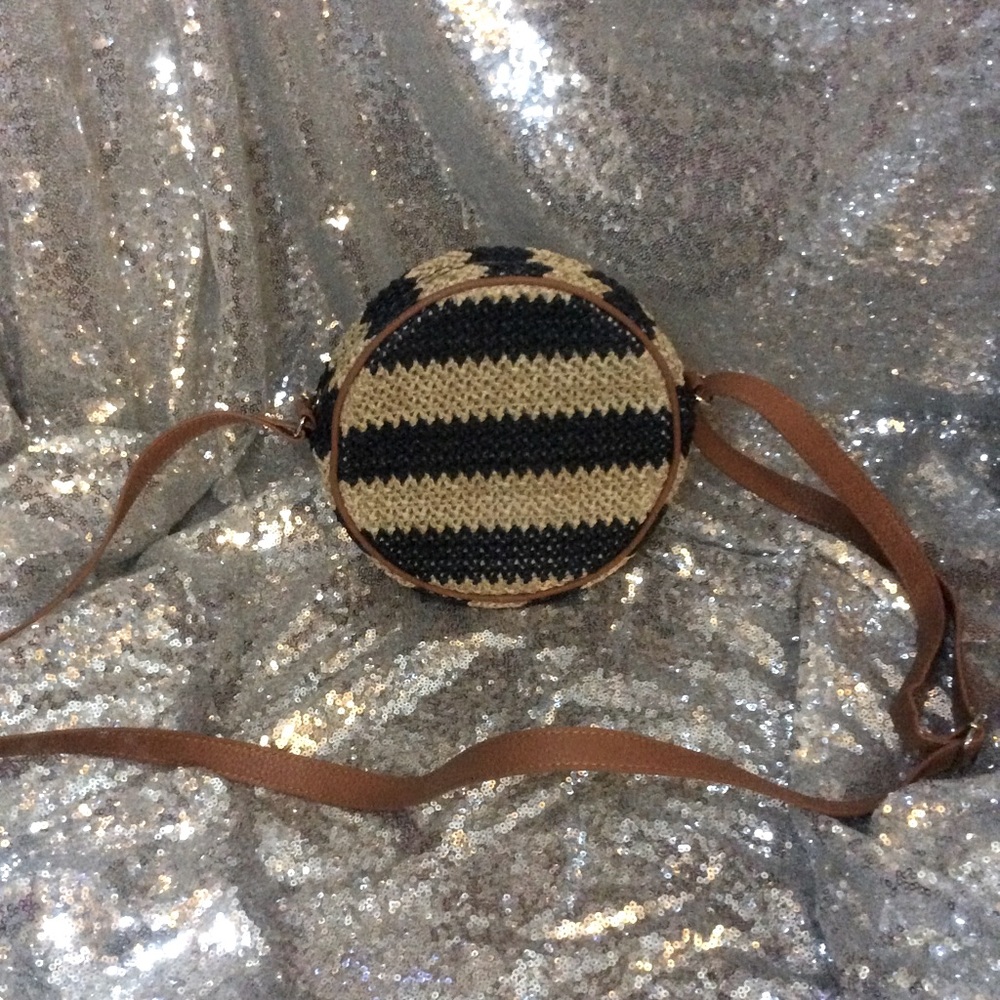 Thirty-one round straw bag.
